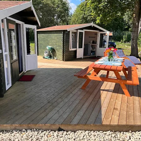 Camping Suure-kuuse Kampingud Otse Jarve Kaldal *