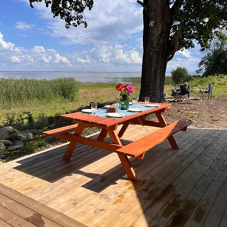Suure-kuuse Kampingud Otse Jarve Kaldal * Valma