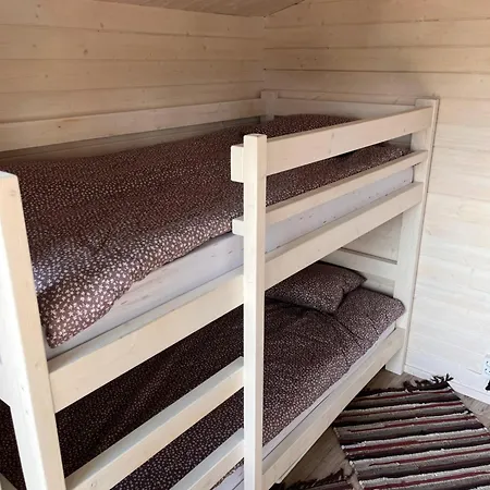 Suure-kuuse Kampingud Otse Jarve Kaldal * Valma