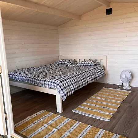 Suure-kuuse Kampingud Otse Jarve Kaldal Camping