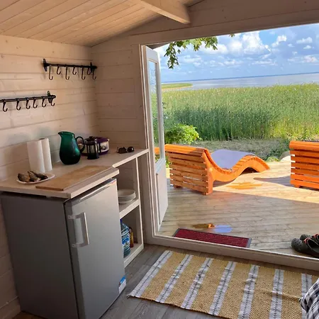 Suure-kuuse Kampingud Otse Jarve Kaldal *
