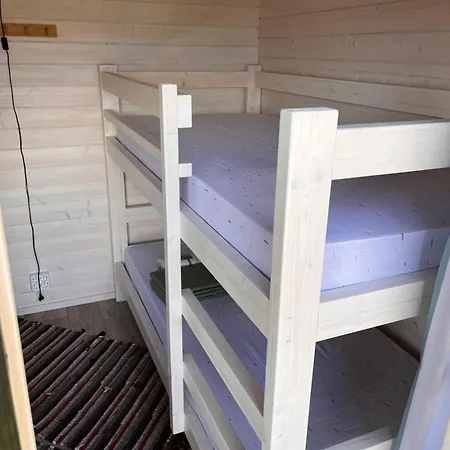 Suure-kuuse Kampingud Otse Jarve Kaldal * Valma