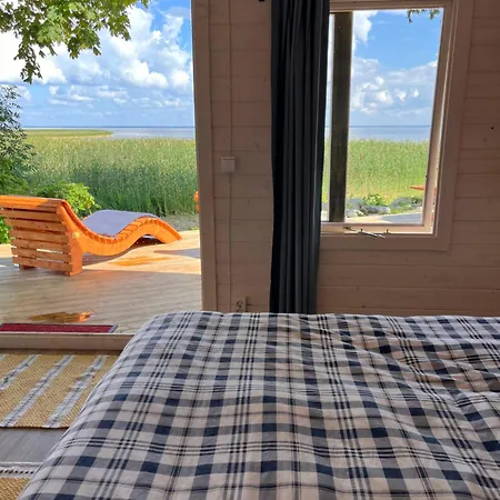 Suure-kuuse Kampingud Otse Jarve Kaldal